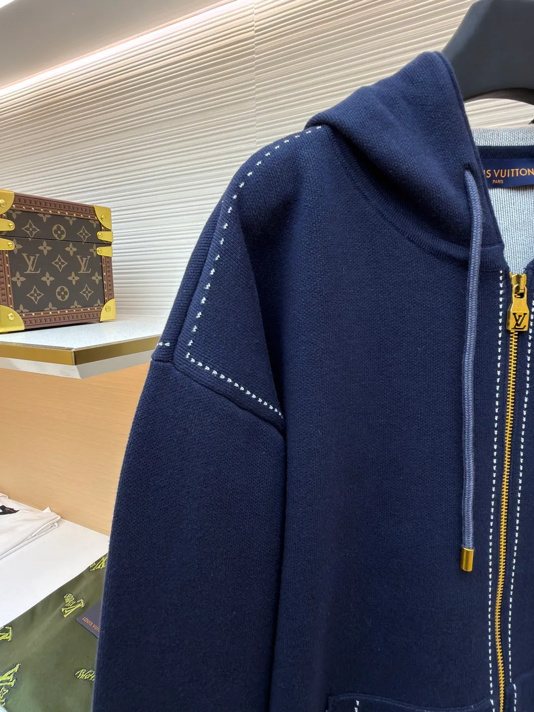 LOUIS VUITTON four-leaf clover zipper jacket ●Authentic product: purchased and developed by 17459 ●Item number: 1681002-C10 ●Fabric: combed siro spinning ●Technology: knitting ●Version: fitted version ●Weight: about 1070 grams ●Size: S-M-L-XL ●Description: The fabric is made of 60-count double-strand combed siro spun yarn, which is twisted into one strand from 3 yarns, and is fixed-dyed in beige gray. Imported 1 4 knitting machines are used. A variety of local jacquard techniques plus an extremely complex double-sided middle plating technique can make the pattern convex and increase the thickness. Fine 16-needle sewing plate plus flat turning technology. The whole piece is washed with soft water. Same style for men and women!